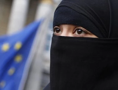 Επιβλήθηκε το πρώτο πρόστιμο σε γυναίκα που φορούσε μπούρκα δημοσίως στη Δανία